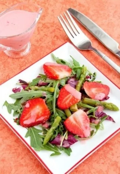Салат из рукколы и клубники