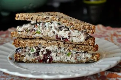 Салат из курицы с эстрагоном, орехами пекан и клюквой