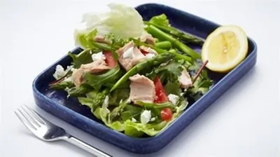Салат из тунца и спаржи с фетой