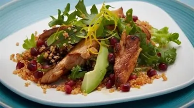 Теплый салат из курицы с киноа и гранатом
