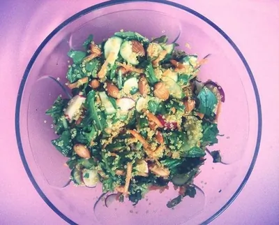 Киноа с миндалем и рукколой