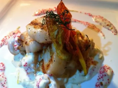 Морские гребешки на подушке из тигровых креветок