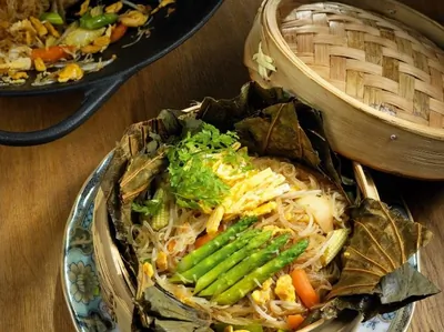 Лапша с белыми грибами в листьях лотоса