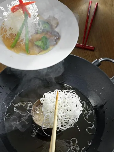 Лапша с брокколи и белыми грибами