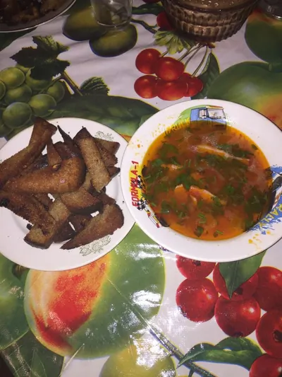 Томатный суп с беконом и чесночными гренками