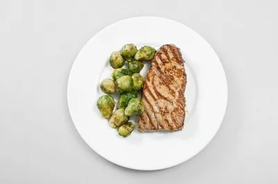 Стейк из тунца с гарниром из брюссельской капусты