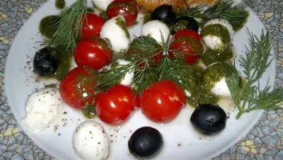 Салат из мини-моцареллы с бальзамическим песто