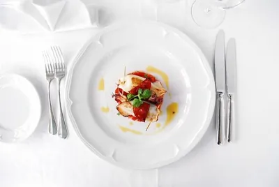 Фаршированные кальмары на тартаре из томатов