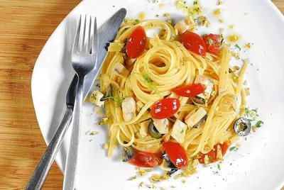 Баветте с меч-рыбой, маслинами и фенхелем