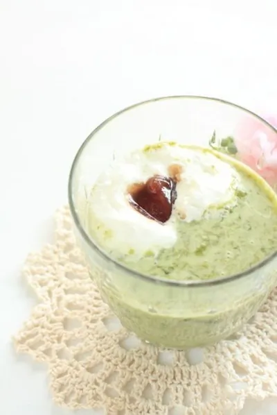 Яичный десерт с зеленым чаем и бренди