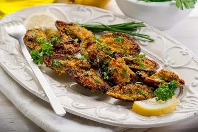 Мидии под корочкой из трав, панчетты и сухарей