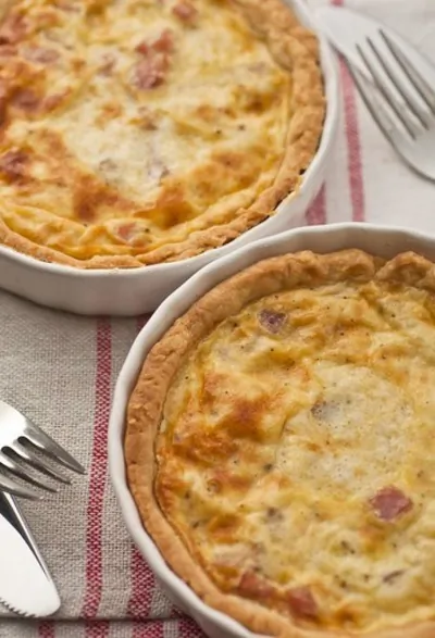 Французский сырный пирог с яблоками и ветчиной