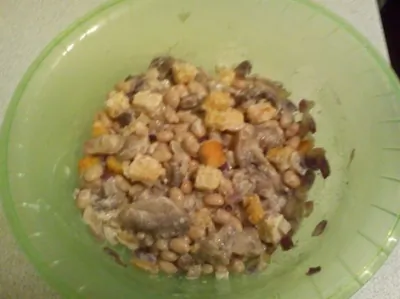 Грибной салат с фасолью и сухариками