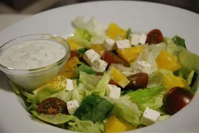 Свежий салат с черри, апельсинами и фетой