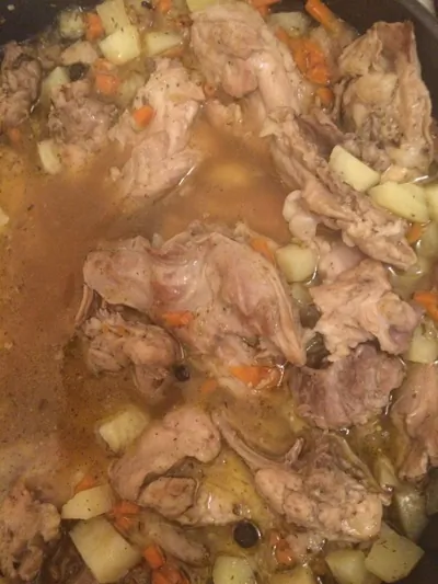 Кролик, тушеный с овощами и картофелем