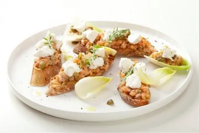 Тосты с тартаром из лосося и рикоттой