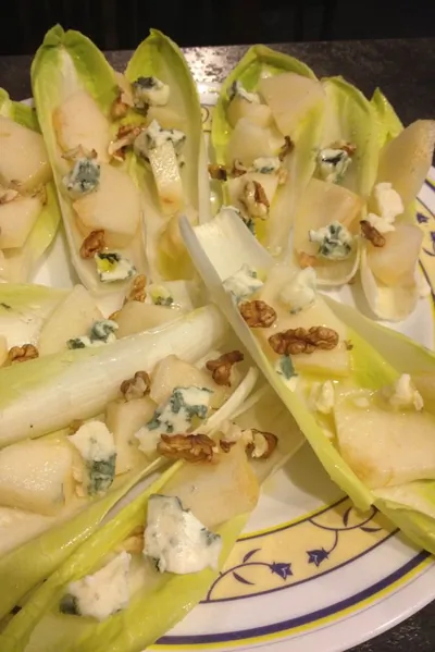 Салат с рокфором, грушами, цикорием и маслом грецкого ореха