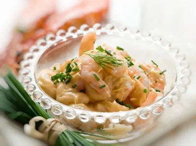 Коктейль из креветок с острым чесночно-лаймовым соусом и грейпфрутами