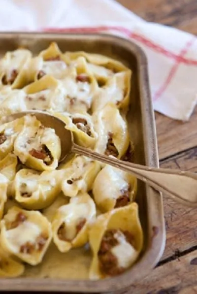 Кончильони, фаршированные курицей и грибами