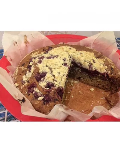 Сметанный пирог с вишней и миндалем