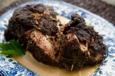 Запеченное свиное плечико с пикантным яблочным соусом