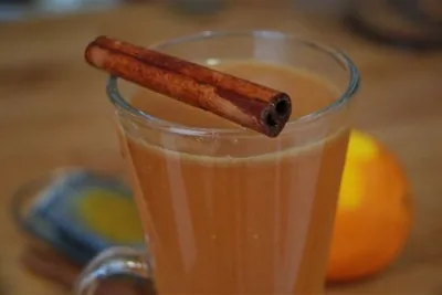 Горячий яблочный сидр с корицей