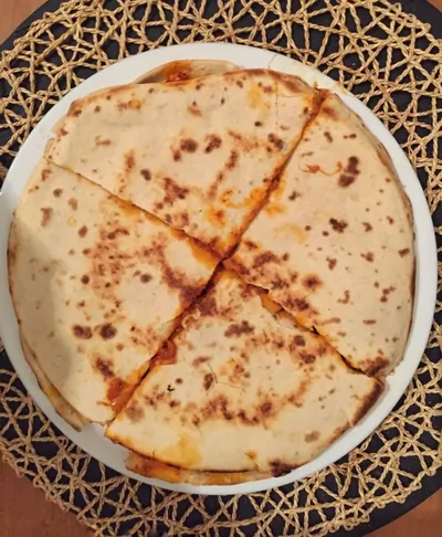 Кесадилья с курицей и чеддером