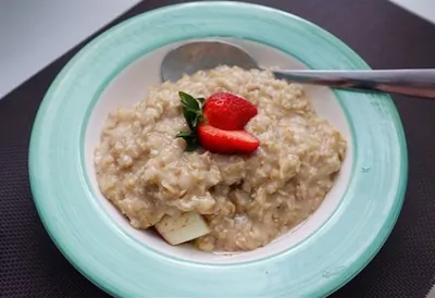 Овсяная каша с яблоком и корицей