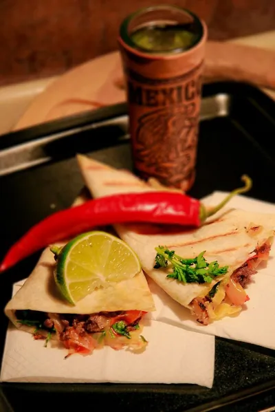 Кесадилья с пряной бараниной, овощами и сыром