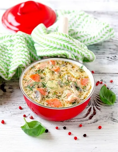 Сырный суп с форелью и грибами