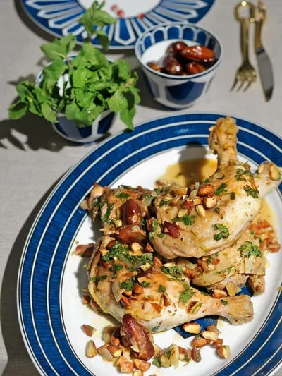 Тушеная курица с финиками