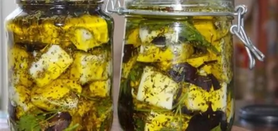 Сыр, маринованный с оливками