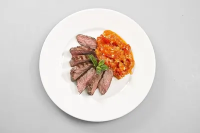 Стейк с мятой и бальзамическим уксусом