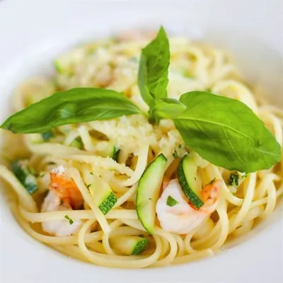 Спагетти с креветками и цукини