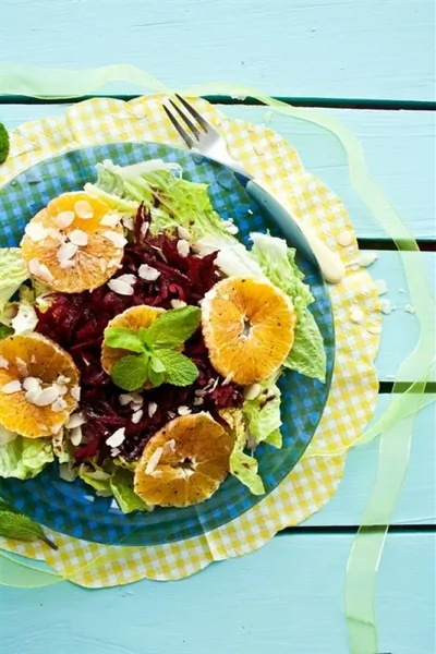 Салат из сырой свеклы с апельсином и мятой