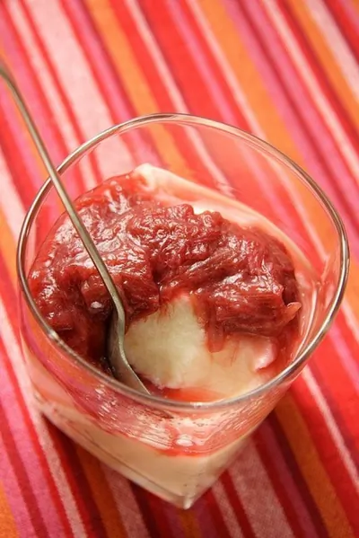 Манный пудинг с теплым компотом из ревеня