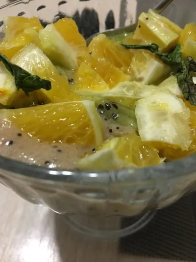 Фруктовый десерт с бананово-маковым соусом