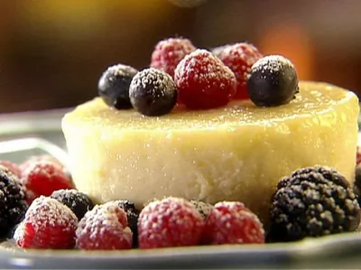 Лимонный манный пудинг с лесными ягодами