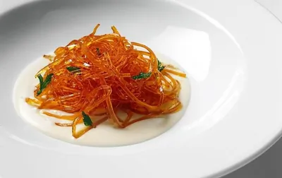 Яичные спагетти с чесночным кремом