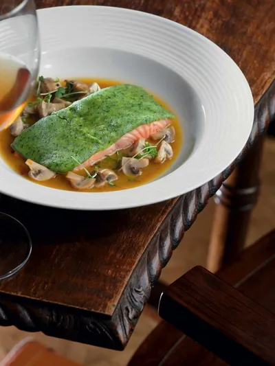 Филе лосося в зеленом панцире с грибным соусом