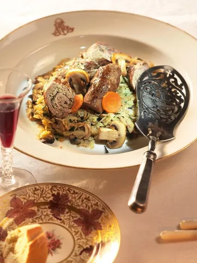 Социски из ломтя говядины с капустой по фламандски