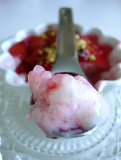 Тапиока со сливовым соусом и фисташками