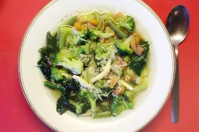 Минестроне с брокколи и шпинатом