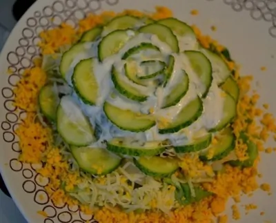 Слоеный салат с кальмарами, грибами и сырной заправкой