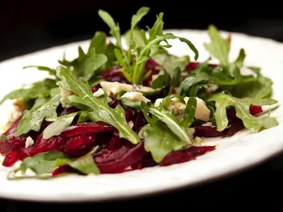 Салат из свеклы с рукколой, пармезаном и кедровыми орешками