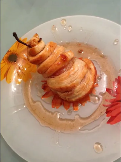 Медовые груши с пряностями в слоеном тесте