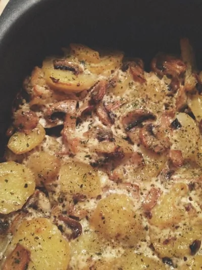 Картофель с грибами в сливках и зеленью