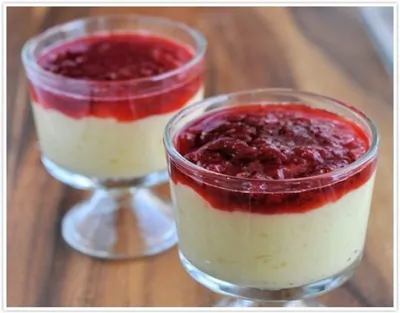 Тапиока с клубнично-ревенным компотом