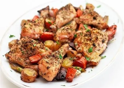 Запеченная курица с овощами и прованскими травами