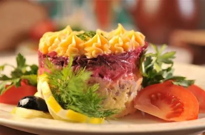 Сельдь под шубой с яблоком и лимонным соком